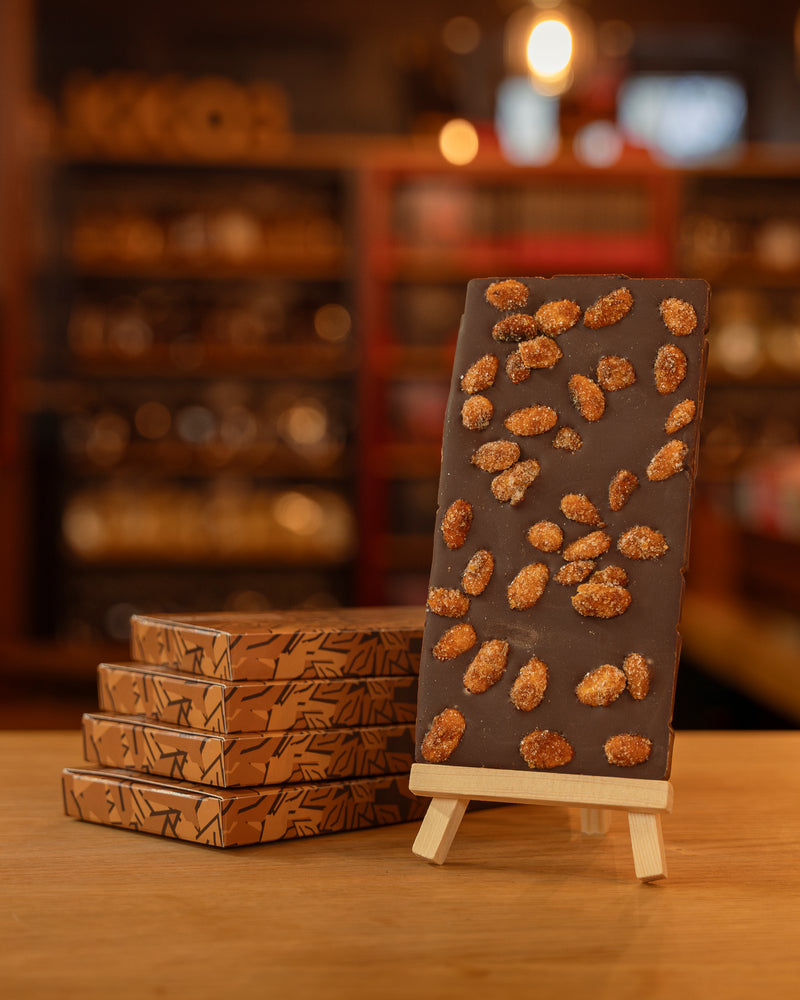 
                  
                    Tablette aux amandes caramélisées
                  
                